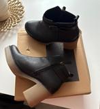 Bottines compensées noires Mustang pointure 38 neuves, Neuf, Enlèvement, Boots et Botinnes, Noir