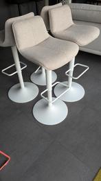 4 witte nieuwe barkrukken van Kave Home, Huis en Inrichting, Ophalen, In hoogte verstelbaar, 60 tot 90 cm, Nieuw