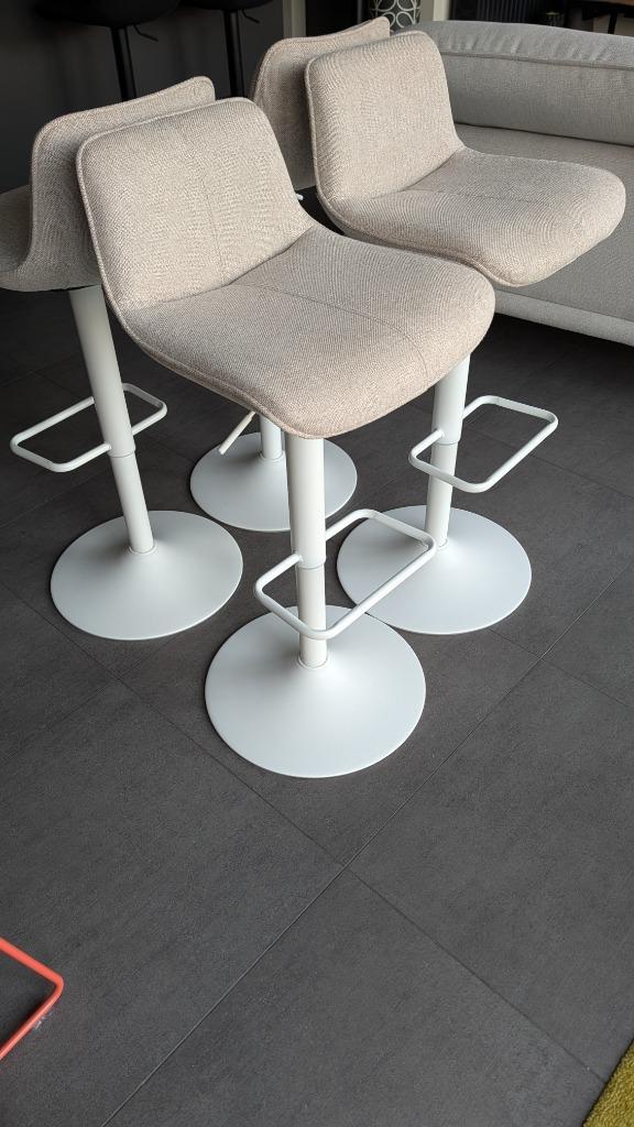 4 witte nieuwe barkrukken van Kave Home, Huis en Inrichting, Barkrukken, Nieuw, 60 tot 90 cm, Metaal, 4 krukken, In hoogte verstelbaar