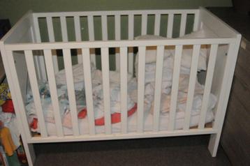 babybed met heel veel toebehoren beschikbaar voor biedingen
