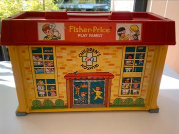 Fisher Price kinderziekenhuis met popjes, meibels, ambulance beschikbaar voor biedingen