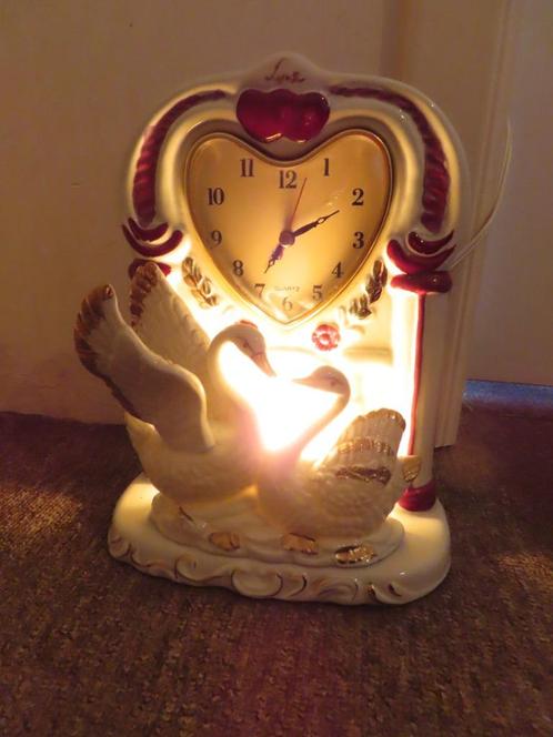 Horloge et lampe vintage avec un couple de cygnes, Antiek en Kunst, Antiek | Klokken, Ophalen of Verzenden