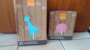 nieuw ! 2 studio-kinderkapstokken in hout(olifant en giraf), Kinderen en Baby's, Ophalen of Verzenden, Nieuw, Kapstokje