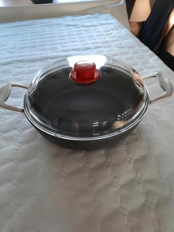 Poêle à wok en fonte Stove Guss avec couvercle en verre.