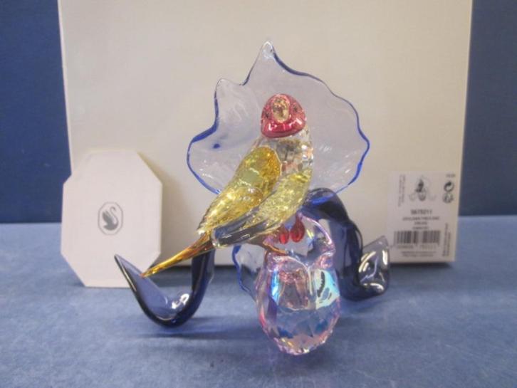 Swarovski Idyllia Gouldamadine en Orchidee, Collections, Swarovski, Neuf, Figurine, Enlèvement ou Envoi