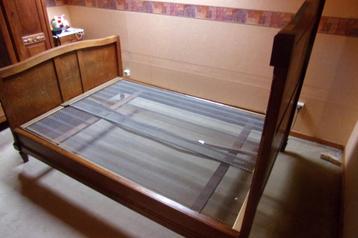 Eiken bed beschikbaar voor biedingen