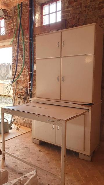 Cubex keukenkast met uitklapbare tafel beschikbaar voor biedingen