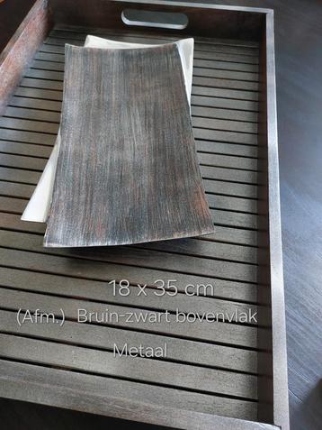 Metalen, decoratieve serveerschotel, 18 x 35 cm. beschikbaar voor biedingen