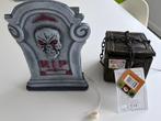 Halloween accessoires sprekende grafsteen + box met ketting, Hobby en Vrije tijd, Ophalen of Verzenden, Nieuw, Fopartikel
