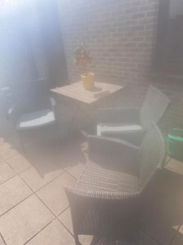 Terras Tafel en 3 rieten stoelen, Tuin en Terras, Ophalen, Zo goed als nieuw