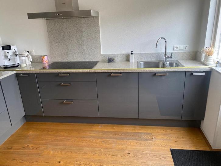 Moderne grijze hoogglans hoekkeuken GEDEMONTEERD, Huis en Inrichting, Keuken | Complete keukens, Zo goed als nieuw, Hoekkeuken