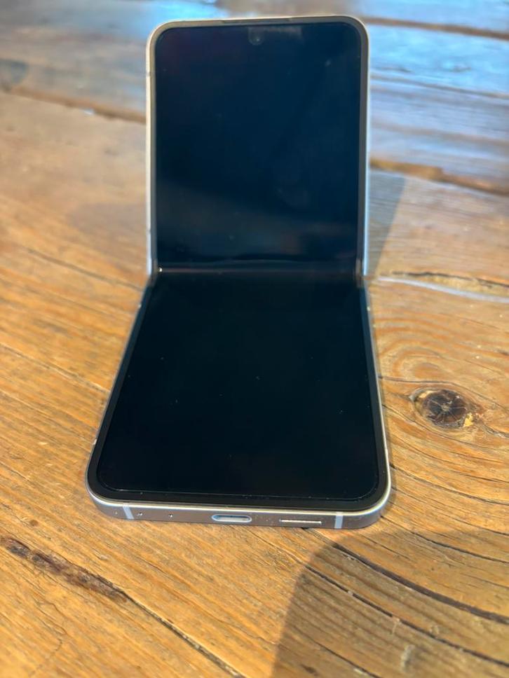 Samsung Galaxy Z Flip6, Telecommunicatie, Mobiele telefoons | Samsung, Overige modellen, 256 GB, Android OS, 10 megapixel of meer