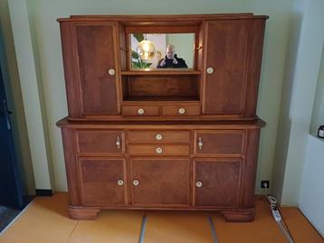 Kast en tafel beschikbaar voor biedingen
