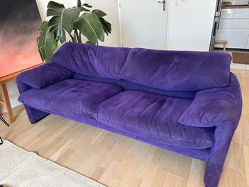 Cassina Maralunga tweezitsbank in paarse alcantara beschikbaar voor biedingen