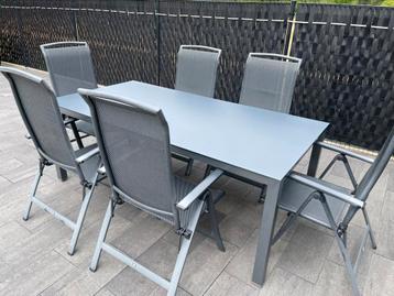 Tafel met 6 verstelbare stoelen beschikbaar voor biedingen