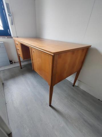 Bureau / tafel beschikbaar voor biedingen