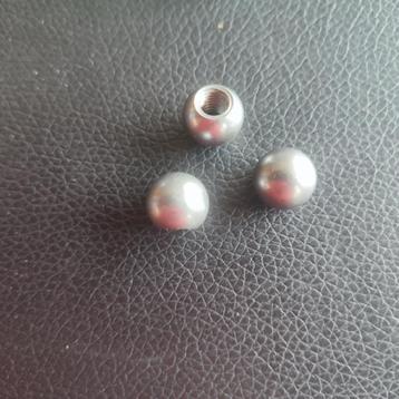 stalen balletjes dia 12mm met M6 draad  beschikbaar voor biedingen