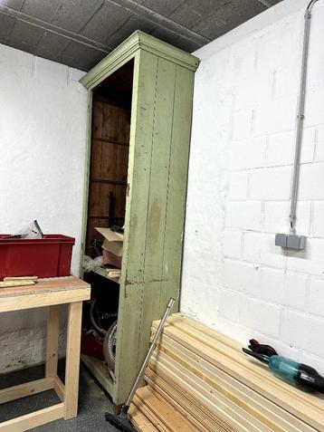 Hoge houten kast vintage winkel magazijn beschikbaar voor biedingen