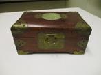 BOÎTE À BIJOUX CHINOISE AVEC MÉDAILLON EN JADE, Antiquités & Art, Enlèvement ou Envoi