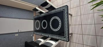 Eettafel met 4 stoelen beschikbaar voor biedingen