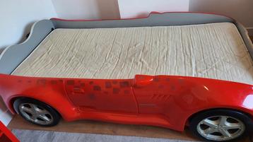 30 € kinderbed in de vorm van een rode sportauto. beschikbaar voor biedingen