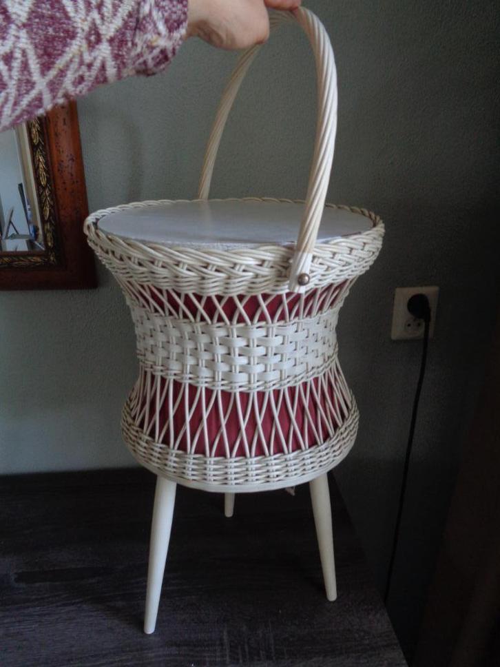 Mooie retro wit-rode naaimand op pootjes, Hobby en Vrije tijd, Naaien en Fournituren, Zo goed als nieuw, Overige typen, Ophalen of Verzenden