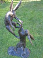statue d un combat de lièvres en bronze patiné sur socle ., Jardin & Terrasse, Statues de jardin, Animal, Autres matériaux, Enlèvement ou Envoi