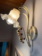 Vintage wandlamp met bloemendecoratie – opaline glas, Huis en Inrichting, Lampen | Wandlampen, Ophalen, Gebruikt, Glas, Floraal