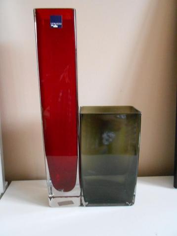 2 moderne vazen in glas rood en grijs . . beschikbaar voor biedingen
