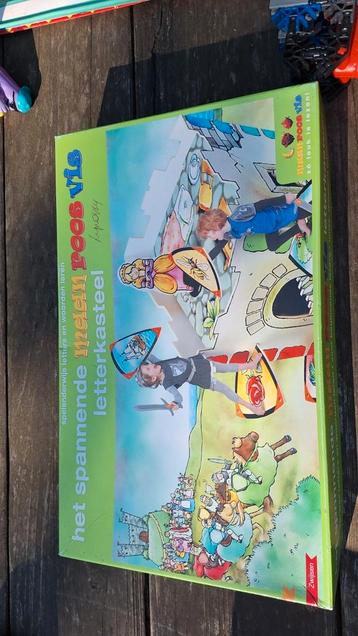 Educatief bordspel voor beginnende lezers. beschikbaar voor biedingen