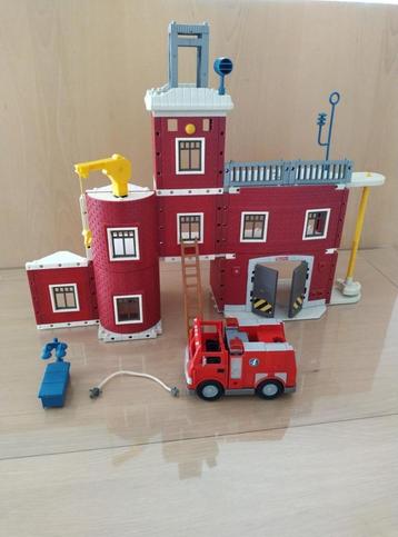 Caserne de pompiers et camion de pompiers