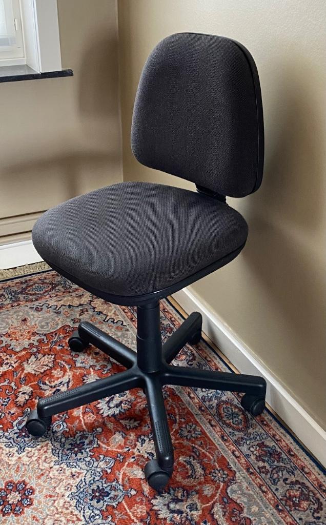 Comfortabele bureaustoel – in hoogte verstelbaar, Huis en Inrichting, Bureaustoelen, Gebruikt, Bureaustoel, Grijs, Ergonomisch