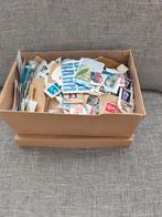 Boîte à chaussures remplie de timbres sur papier, Enlèvement ou Envoi