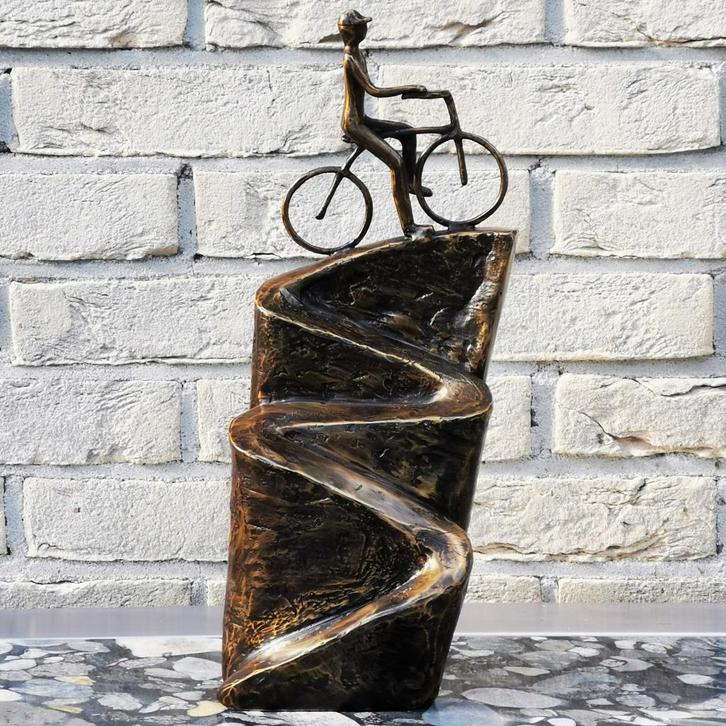 Urnen Sport: Fietser - Wielrenner - Voetbal- Motorrijder enz, Antiek en Kunst, Kunst | Beelden en Houtsnijwerken