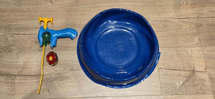 Beyblade Arena + bijhorende tol / spinning top, Verzamelen, Speelgoed, Gebruikt, Ophalen