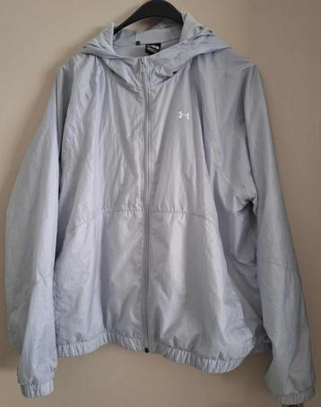 Lichtgewicht jack met capuchon van Under Armour. Maat XL beschikbaar voor biedingen
