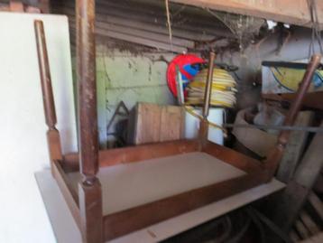 Echte café tafel beschikbaar voor biedingen