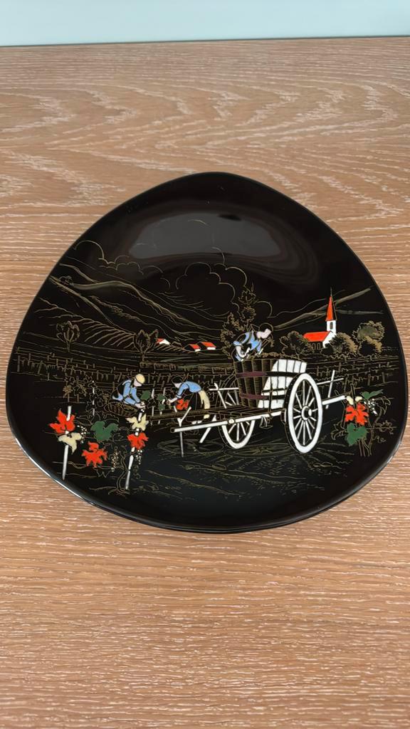 Assiette décorative vintage noire, Longwy, Antiquités & Art, Antiquités | Assiettes décoratives & Carrelages, Enlèvement ou Envoi