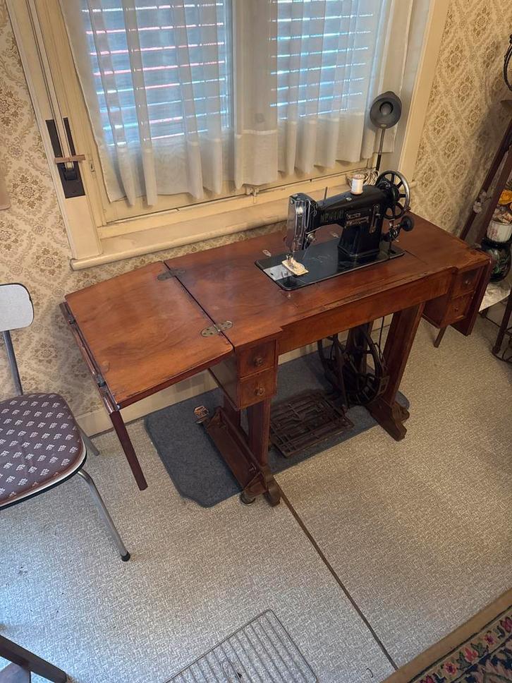 Antieke Neumann trapnaaimachine met tafel (ca. 1910–1930), Antiek en Kunst, Antiek | Naaimachines, Ophalen