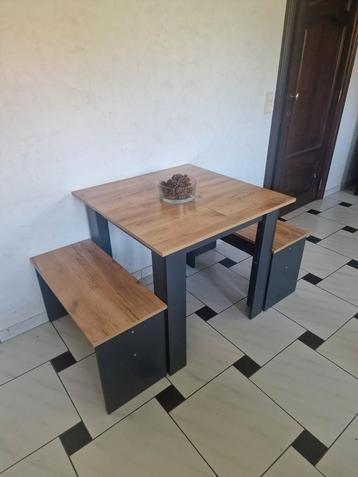 Kindertafel met 2 bankjes beschikbaar voor biedingen