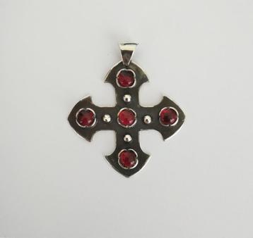 Grande croix en argent ornée de grenats, Croix ou Symbole, Avec pierre précieuse, Argent, Argent