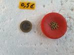 boutons vintage 48 mm rouge et doré à queue B48QR, Bouton ou Boutons, Enlèvement ou Envoi, Neuf