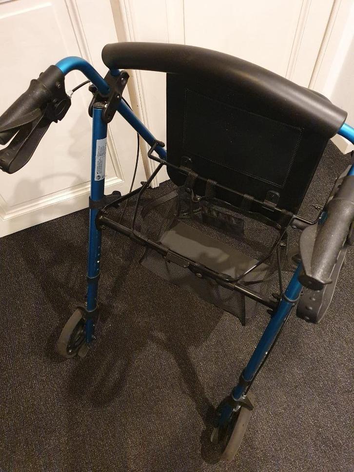 Déambulateur à roulettes avec siège et panier -très bon état, Diversen, Rollators, Zo goed als nieuw, Ophalen