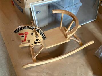 Bijna nieuw houten schommelpaard beschikbaar voor biedingen