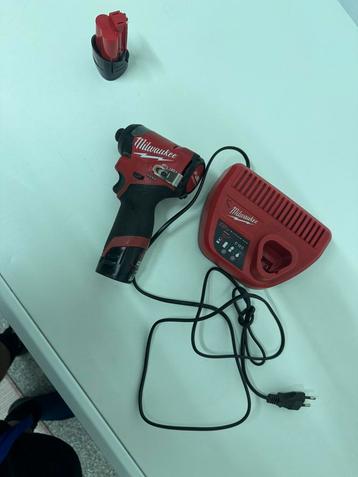 Milwaukee M12 met lader en 2 batterijen 