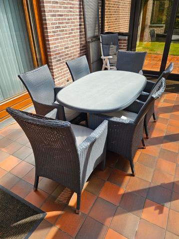 Table de jardin + 6 chaises/plastique rigide + osier/avec bi