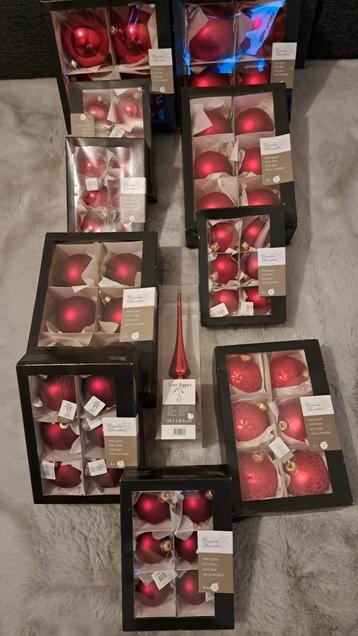 Lot rode kerstballen en piek beschikbaar voor biedingen