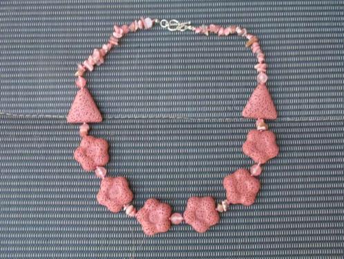 Rode lava parels: triangel en bloemetjes en rhondonite, Handtassen en Accessoires, Kettingen, Nieuw, Steen of Mineraal, Rood, Met edelsteen