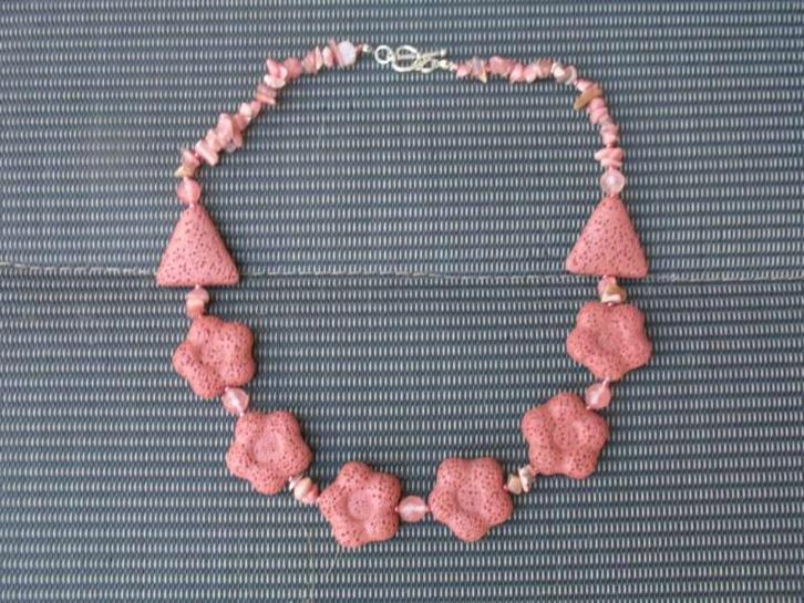 Rode lava parels: triangel en bloemetjes en rhondonite, Bijoux, Sacs & Beauté, Colliers, Neuf, Pierre ou Minéral, Rouge, Avec pierre précieuse