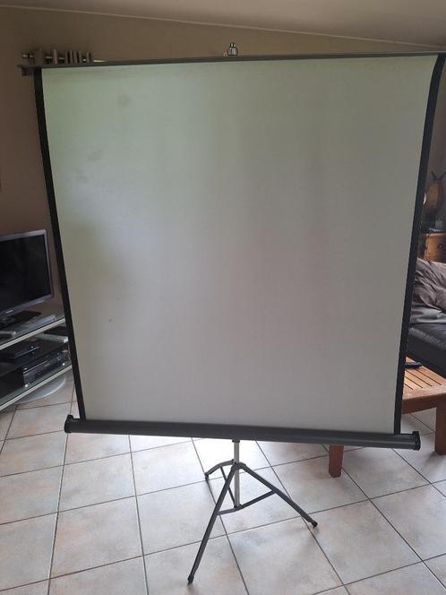 Oprolbaar projectiescherm in metalen frame., Audio, Tv en Foto, Overige Audio, Tv en Foto, Gebruikt, Ophalen